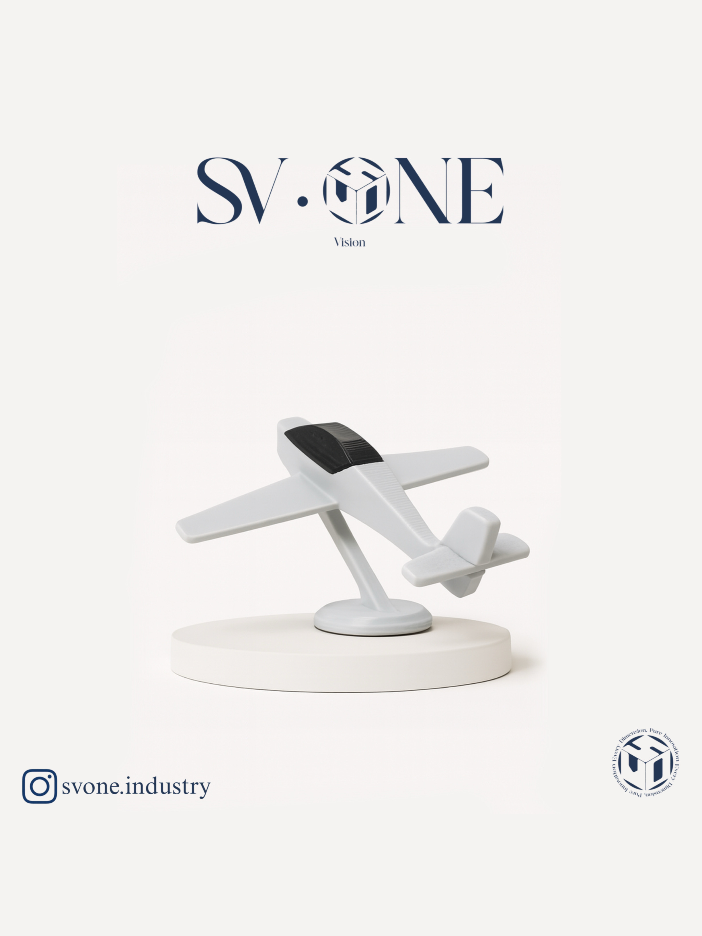 ماکت کوچک هواپیما دکوری برند SV.ONE روی میز کار در دکور مدرن