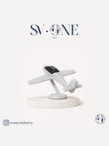 ماکت کوچک هواپیما دکوری برند SV.ONE روی میز کار در دکور مدرن
