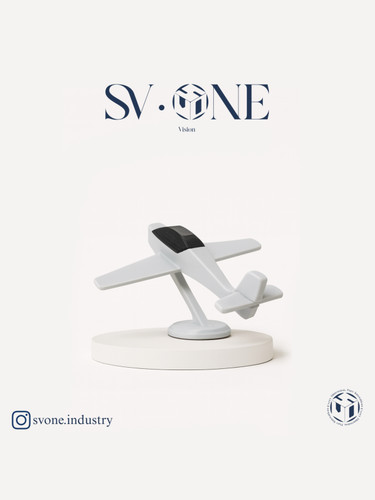 ماکت کوچک هواپیما دکوری برند SV.ONE روی میز کار در دکور مدرن