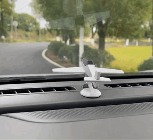 ماکت هواپیما پرینت سهبعدی جنبشی SV.ONE روی داشبورد خودرو در حال حرکت