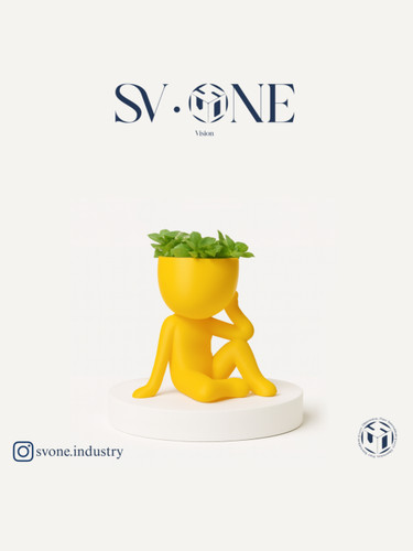 گلدان مدرن زرد فیگوراتیو SV.ONE با طراحی خاص و جای گیاه در بالای سر فیگور