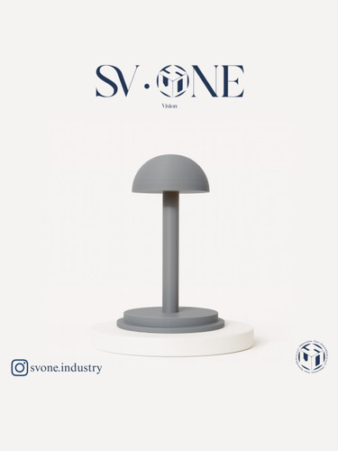 پایه نگهدارنده کلاه موتور سیکلت برند SV.ONE با طراحی مدرن و ساخت پرینت سهبعدی استند کلاه پرینت سهبعدی SV.ONE مناسب کلاه ورزشی و کلاه ایمنی پایه دکوراتیو نگهدارنده کلاه برند SV.ONE با طراحی مینیمال