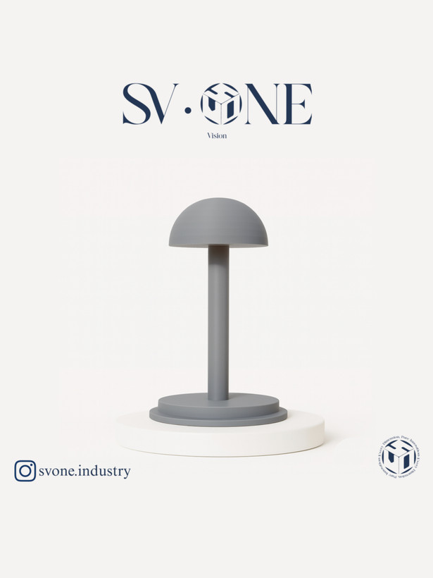 پایه نگهدارنده کلاه موتور سیکلت برند SV.ONE با طراحی مدرن و ساخت پرینت سهبعدی استند کلاه پرینت سهبعدی SV.ONE مناسب کلاه ورزشی و کلاه ایمنی پایه دکوراتیو نگهدارنده کلاه برند SV.ONE با طراحی مینیمال