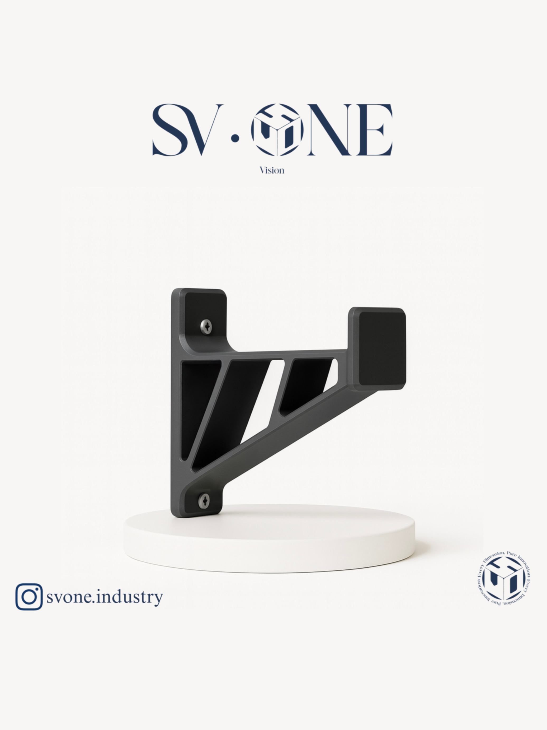 هولدر دیواری کلاه موتور سیکلت برند SV.ONE با طراحی پرینت سه‌بعدی و ساختار مقاوم  پایه نگهدارنده دیواری کلاه ایمنی SV.ONE با فرم هندسی و نصب آسان  نگهدارنده دیواری پرینت سه‌بعدی برای کلاه موتور و تجهیزات ایمنی برند SV.ONE