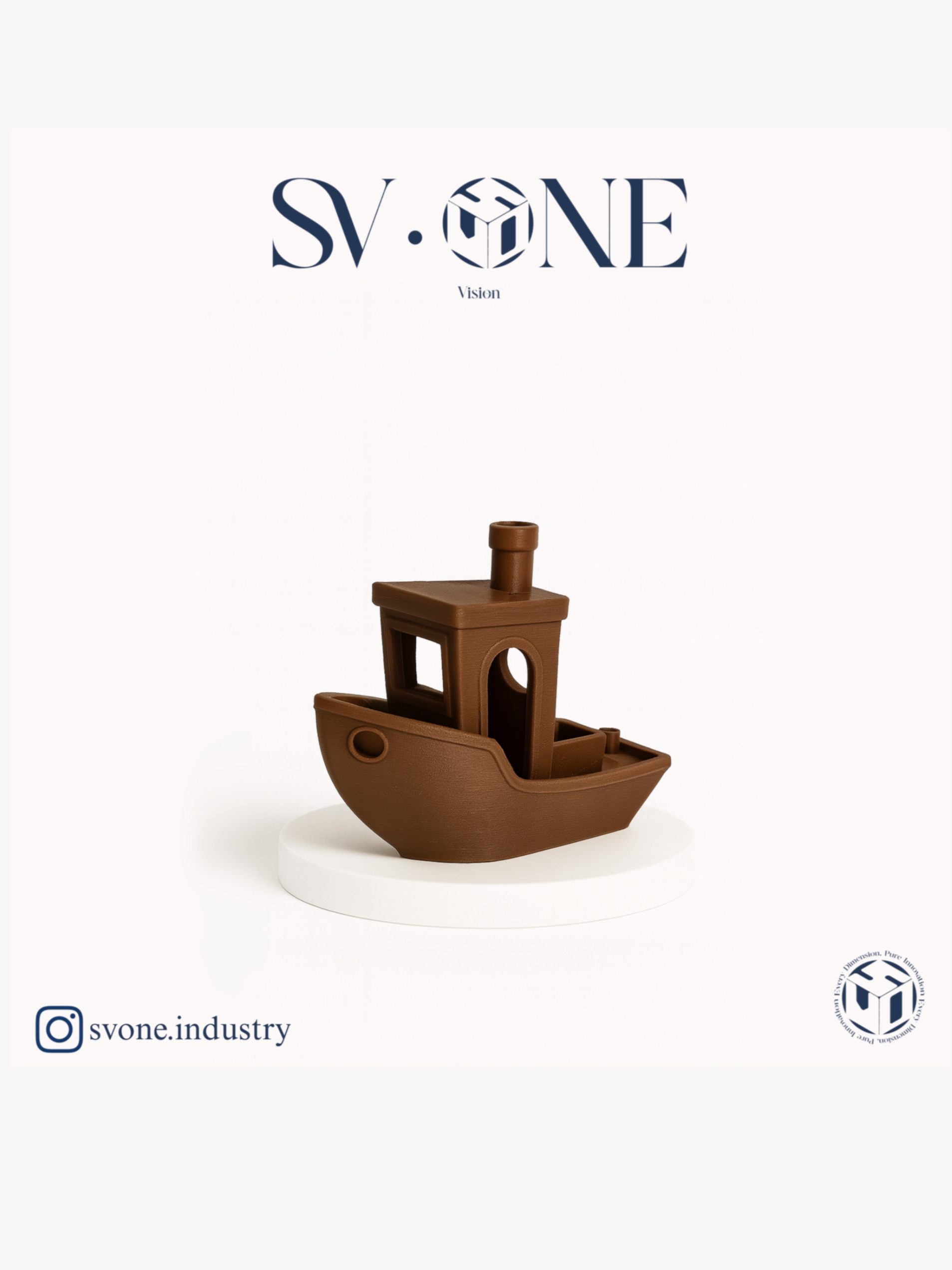 ماکت قایق دکوری SV.ONE روی پایه سفید با طراحی مینیمال  مدل تزئینی قایق SV.ONE مناسب دکوراسیون مدرن و دفتر کار  ماکت طراحی‌شده برند SV.ONE با الهام از آرامش دریا  محصول لوکس SV.ONE مدل قایق دکوری با جزئیات دقیق