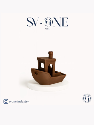 ماکت قایق دکوری SV.ONE روی پایه سفید با طراحی مینیمال مدل تزئینی قایق SV.ONE مناسب دکوراسیون مدرن و دفتر کار ماکت طراحیشده برند SV.ONE با الهام از آرامش دریا محصول لوکس SV.ONE مدل قایق دکوری با جزئیات دقیق